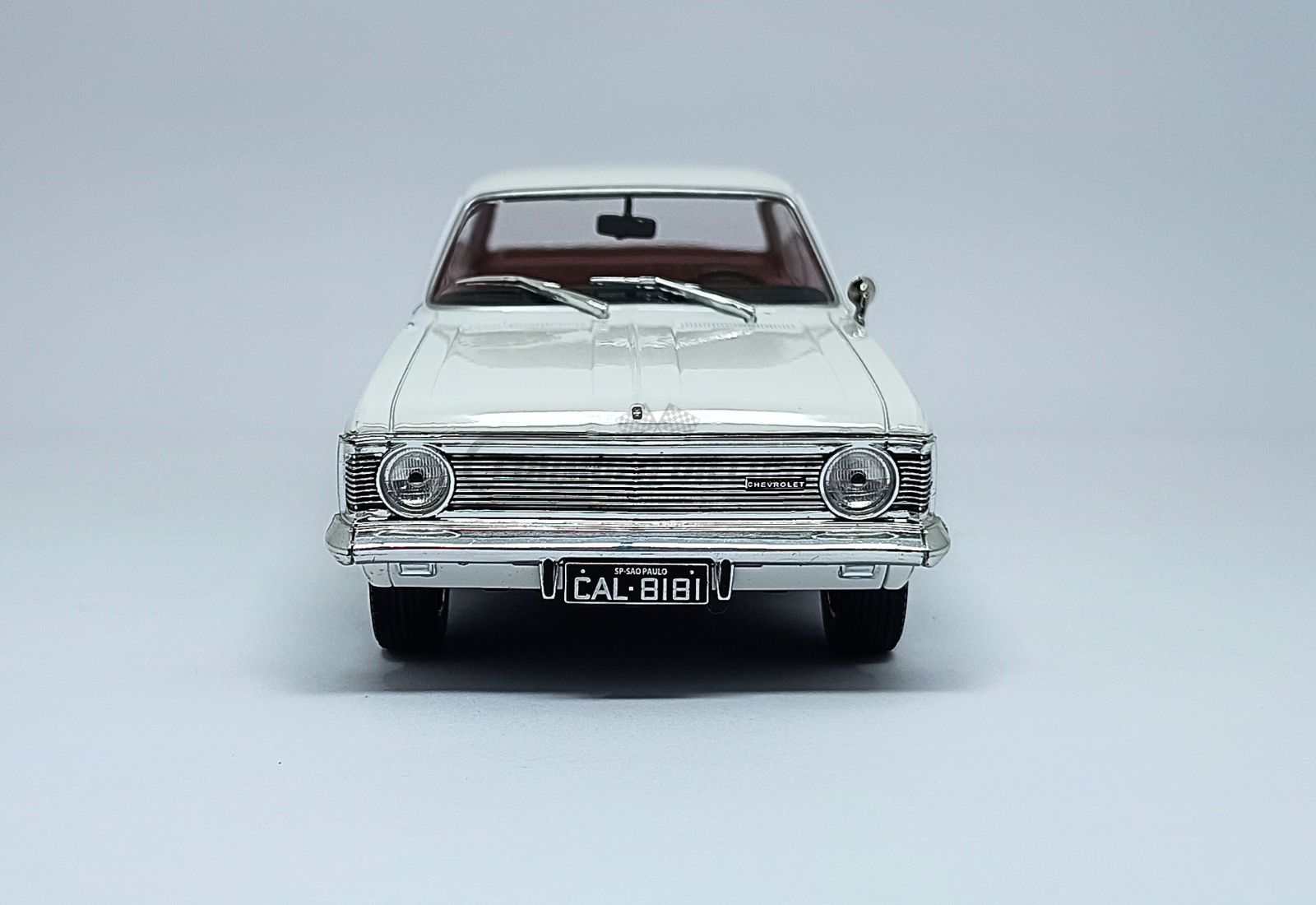 Chevrolet Opala Luxo 1969 - Branco c/ interior vermelho - 1:24 California Classic - 2