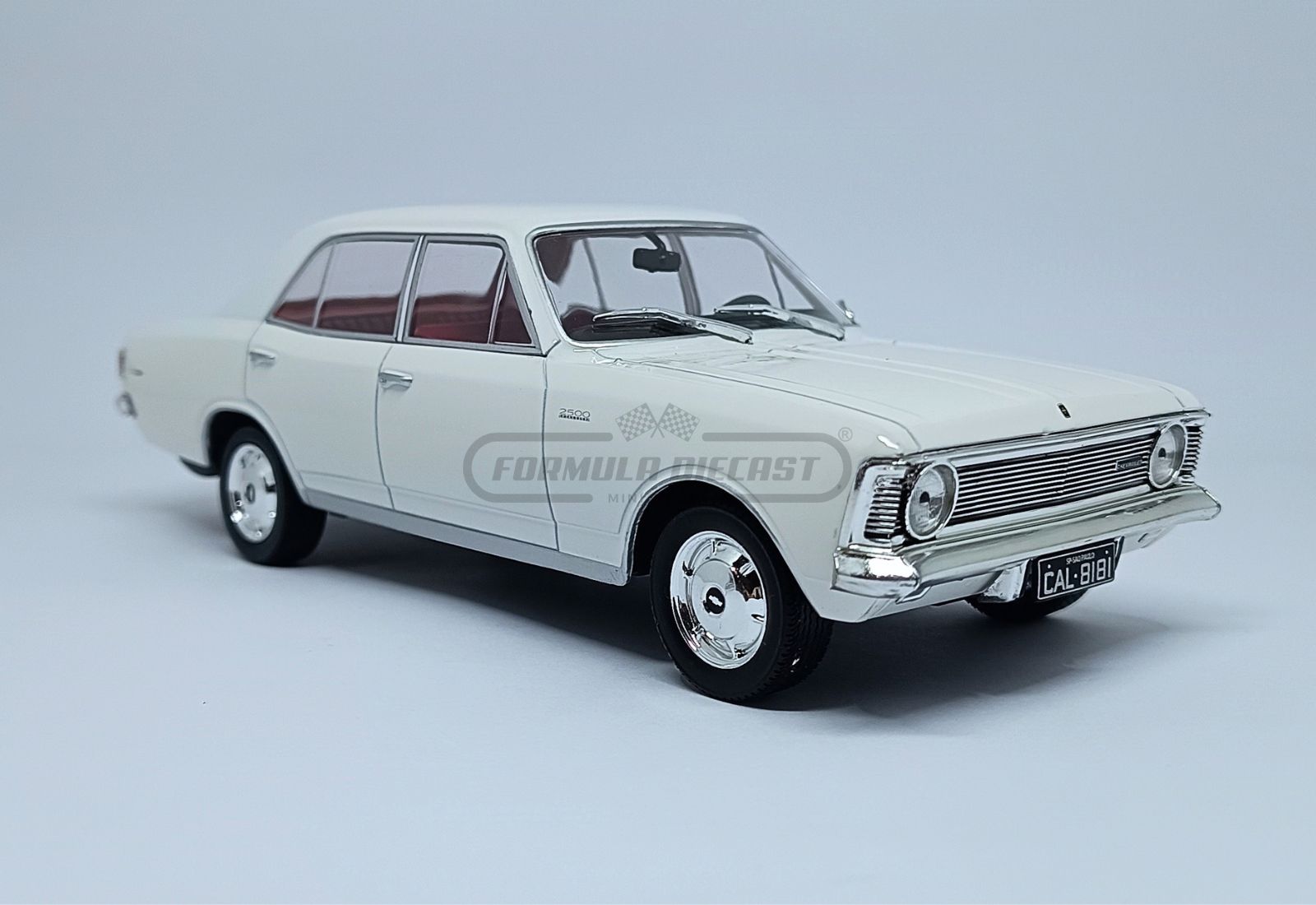 Chevrolet Opala Luxo 1969 - Branco c/ interior vermelho - 1:24 California Classic - 3