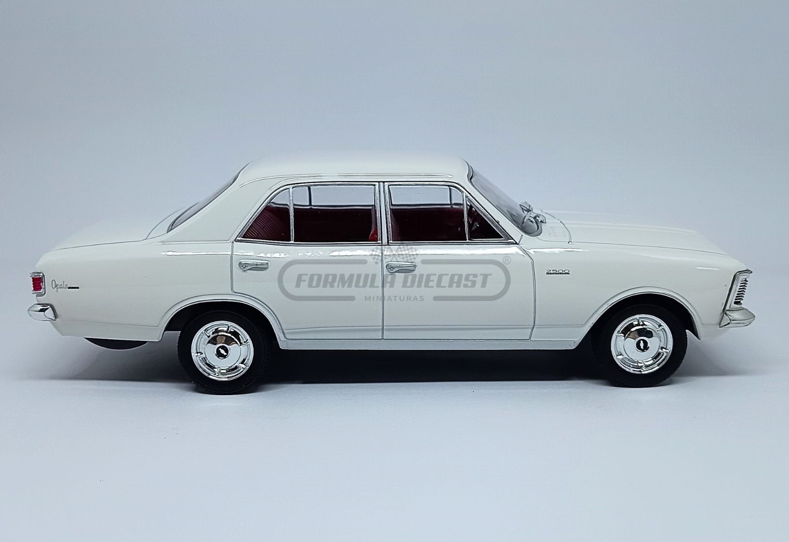 Chevrolet Opala Luxo 1969 - Branco c/ interior vermelho - 1:24 California Classic - 4