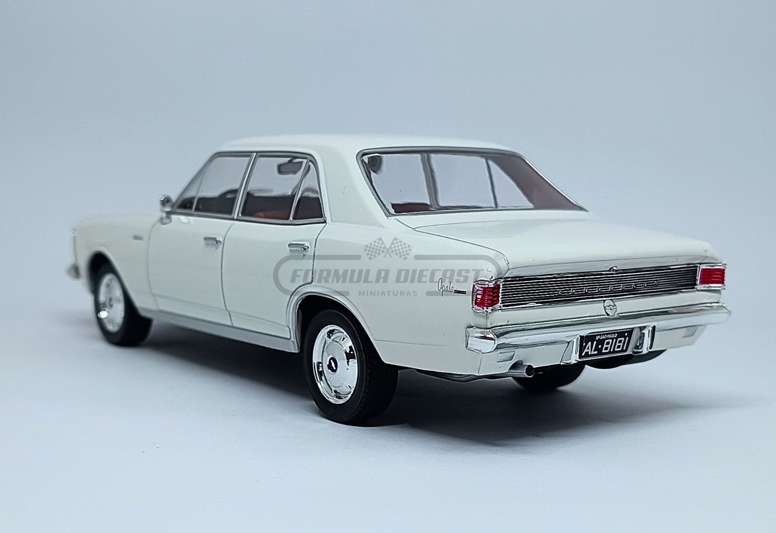 Chevrolet Opala Luxo 1969 - Branco c/ interior vermelho - 1:24 California Classic - 5