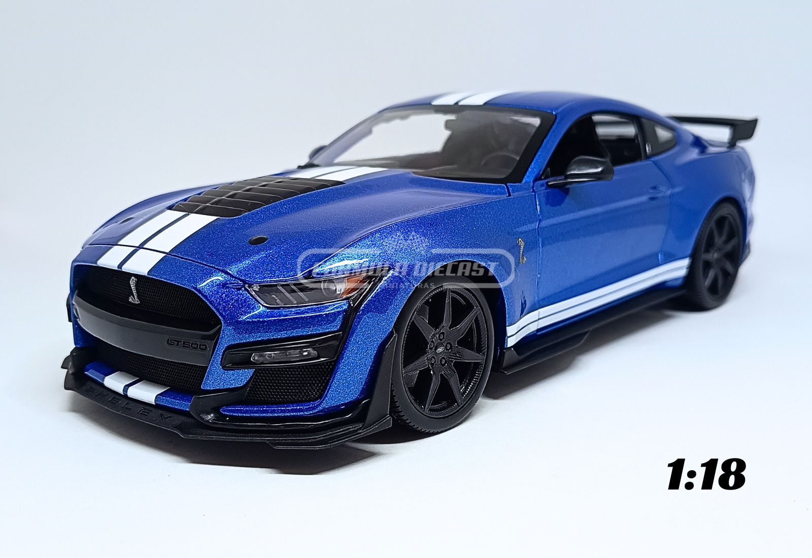 Ford Mustang Shelby GT500 2020 - Azul/Branco - 1:18 Maisto