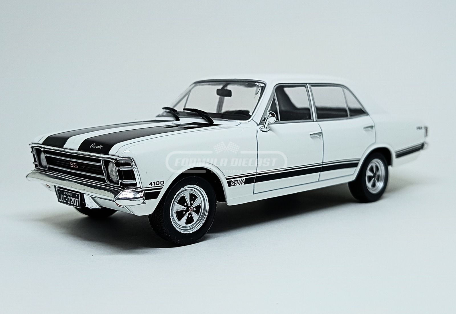 Chevrolet Opala SS 1971 - Branco - 1:24 California Classics