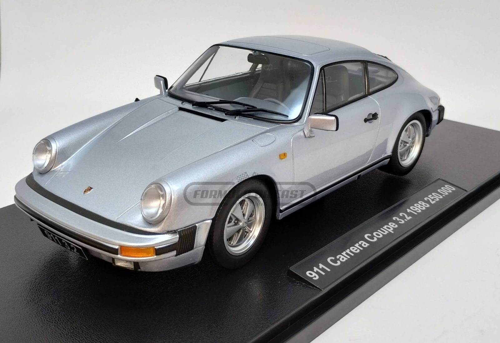 Porsche 911 Carrera Coupe 3.2 1988 "250.000º" - Prata - 1:18 KK-Scale